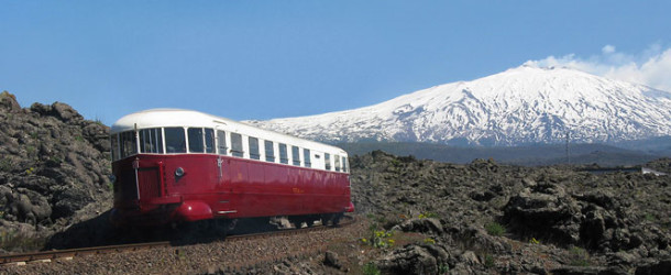 Sicilia, Ferrovia Circumetnea inaugura i nuovi treni Vulcano